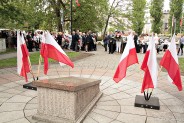 Złożeniem kwiatów na płycie Grobu Nieznanego Żołnierza upamiętniono zakończenie II wojny światowej.