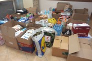 Zdjęcie przedstawia dary przekazane dla Ukrainy przez mieszkańców Siemianowic do punktu zbiórki w…