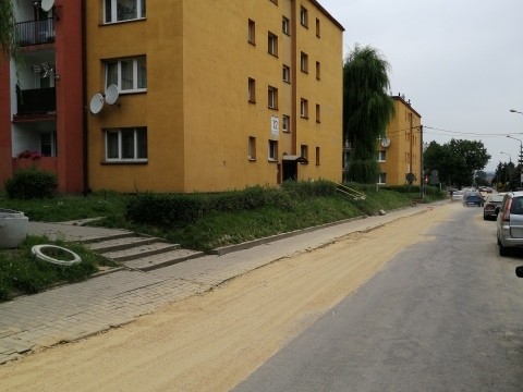 Zdjęcie ulicy przyjaźni. Jezdnia z budynkami mieszkalnymi wzdłuż.
