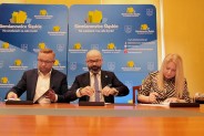 Sygnatariusze umowy UM i KSSE od prawej: Marta Suchanek–Bijak – II zastępca Prezydenta Miasta…