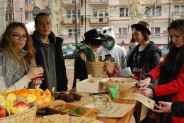 Uczniowie na stoisku promującym ekologiczną żywność