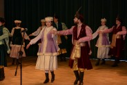 Na zdjęciu tancerze ubrani w kontusze szlacheckie.