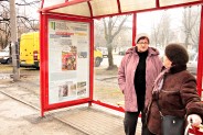 Przystanek autobusowy przy ulicy Kapicy. Plakat reklamujący Głos Miasta