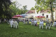 Publiczność podczas koncertu z cyklu Muzyka u Rheinbabenów na tarasie SCK Zameczek
