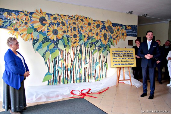 Słoneczniki w mozaice wykonane przez p. Mariusza Zawadzkiego zdobią ścianę wejściową w Szpitalu…