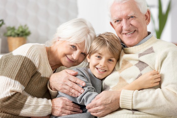 Szczęśliwa rodzina - babcia, wnuczek i dziadek