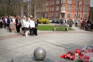 Siemianowiccy uczniowie składają kwiaty na Pomniku Czynu Powstańczego w Siemianowicach Śląskich.