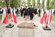 Złożeniem kwiatów na płycie Grobu Nieznanego Żołnierza upamiętniono zakończenie II wojny światowej.