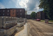 Remontowana nawierzchnia ulicy Jagiellońskiej. Po lewej stronie widoczny fragment nowego chodnika…