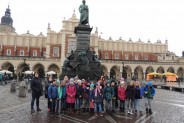 Wspólne zdjęcie przed pomnikiem Adama Mickiewicza