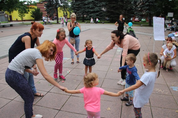 Dzieci się bawią na Rynku Miejskim