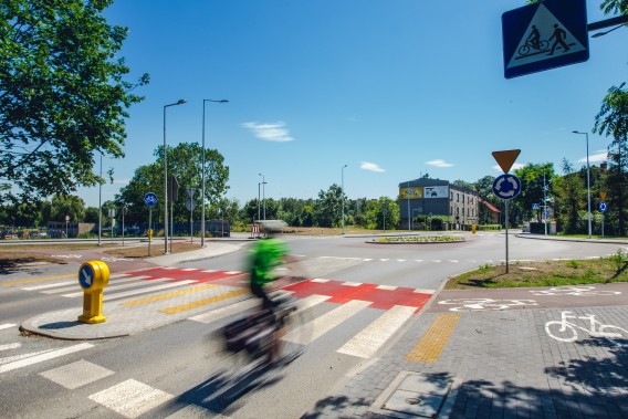 Ulica Oświęcimska, rowerzysta wjeżdżający na nowe rondo.