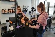 Uczennica w pracowni fryzjerskiej – modelowanie