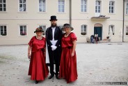 Hrabia Hugo von Donnersmarck w towarzystwie dwóch dam stoi na dziedzińcu Pałacu witając…