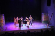 Siedmioro aktorów uśmiecha się na scenie podczas spektaklu w SCK Parku Tradycji