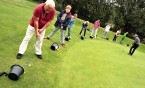 Akademia Przedsiębiorczości gra w golfa i składa modele