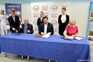 Uroczyste podpisanie umowy dotyczącej współpracy pomiędzy zakładem piekarniczo-cukierniczym…