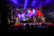 Rock Noc 2020 Na scenie zespół Oberschlesien na tle baneru i kolorowych świateł scenicznych