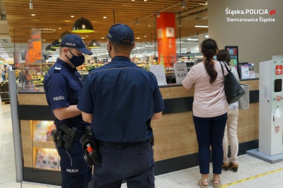 Policjanci w czasie kontroli w sklepie