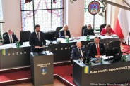 Członkowie zarządu miasta oraz prezydium Rady Miasta w trakcie wystąpienia prezydenta miasta…