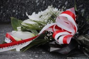 Wiązanka kwiatów pod pomnikiem Powstańców Śląskich