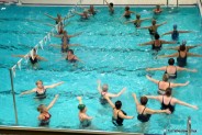 Zajęcia sportowe organizowane na basenie - ćwiczenia w wodzie