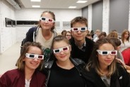 Młodzież w okularach 3D