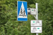 Oznakowanie kierunków przy przejściu dla rowerzystów na ul. Świerczewskiego