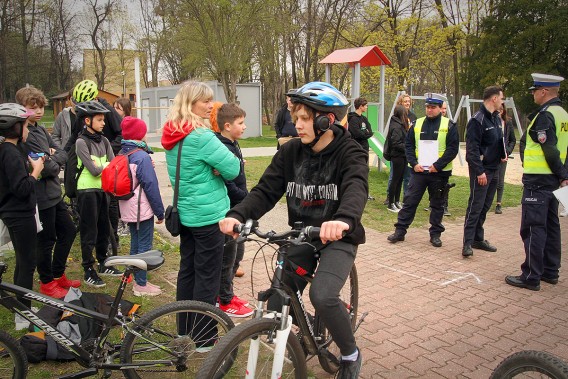Uczniowie siemianowickich podstawówek przygotowują się do rowerowych konkurencji.