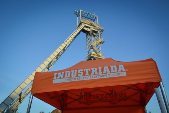 Industriada 2021 Park Tradycji widok na Szyb Krystyn z pomarańczowym namiotem z napisem Industriada