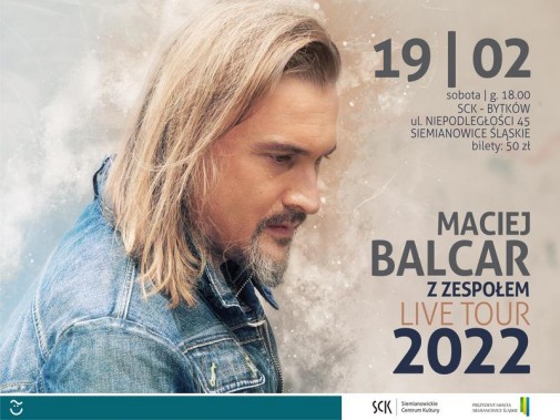 Na szarym tle plakatu ubrany w dżinsową kurtkę Maciej Balcar. Ma długie włosy i brodę. Obok…