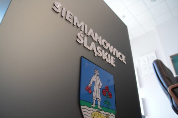 Herb Siemianowic Śląskich wraz z napisem: "Siemianowice Śląskie".