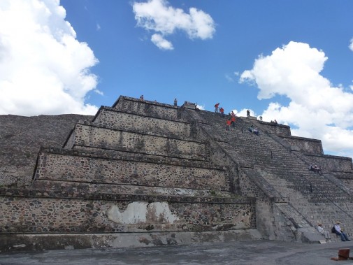 Kamiena piramida z szerokim pasem schodów prowadzących na jej szczyt