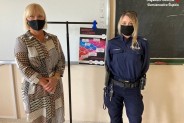 Nauczycielka z policjantką podczas prelekcji