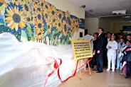 Słoneczniki w mozaice wykonane przez p. Mariusza Zawadzkiego zdobią ścianę wejściową w Szpitalu…