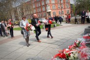 Mieszkańcy składają kwiaty na Pomniku Czynu Powstańczego w Siemianowicach Śląskich.