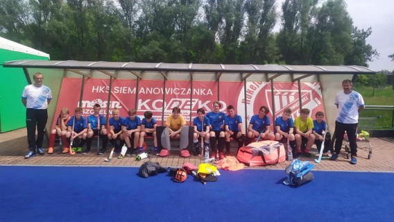 Drużyna juniorów młodszych HKS Siemianowiczanka po zwycięskim meczu z Polonią Skierniewice 3-1 w…