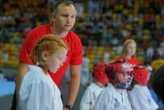 2 zawodników i trener podczas walki na Mistrzostwach Polski ZS PUT Taekwondo