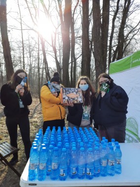 Czwórka wolontariuszy przy butelkach z wodą