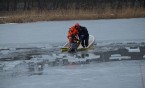 Pokazy szkoleniowe ratowania na lodzie
