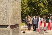 Adam Cebula, przewodniczący Rady Miasta Siemianowic Śląskich oddaje hołd przed Pomnikiem Czynu…