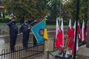 Poczet sztandarowy Straży Miejskiej wraz z Sztandarem Miejskim oddaje honory przed Pomnikiem…