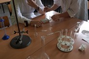 Doświadczenia chemiczne wykonywane przez uczniów II LO im. Jana Matejki na zajęciach z chemii  w…