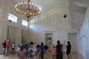 dzieci zwiedzaja sale balową Zespołu  Śląsk