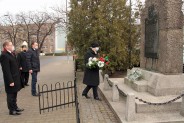 II zastępca prezydenta, Marta Suchanek-Bijak składa kwiaty pod pomnikiem upamiętniającym górnicze…