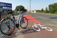 Fragment nowej ścieżki rowerowej przy ulicy Obwodowej. Po lewej stronie widoczny rower.