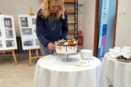 Dyrektor Biblioteki Bogumiła Śliż kroi tort z okazji otwarcia filii nr 1 w nowej lokalizacji