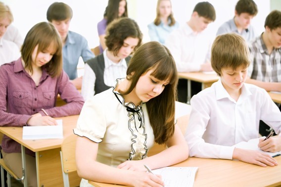 Młodzież podczas egzaminu pisemnego