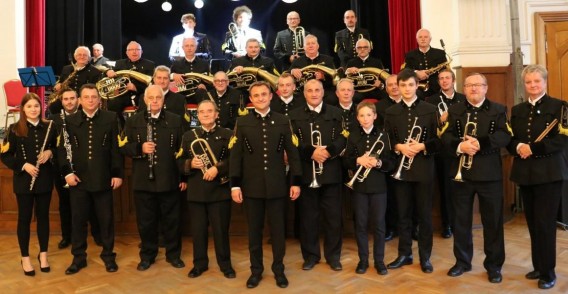 Ubrani w czarne, górnicze stroje muzycy Chorzowskiego Brass Bandu stoją w grupie