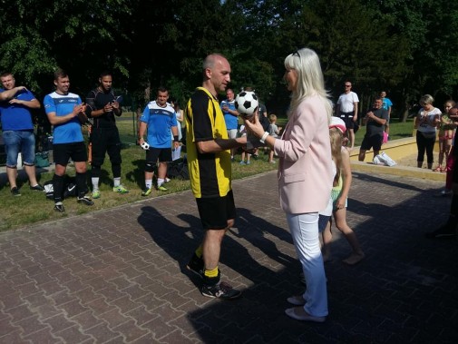 Kapitan Adientu odbiera Puchar Prezydenta z rąk Małgorzaty Pichen, naczelnik Wydziału Kultury i…